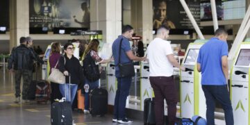 Representantes do Procon, Prodecon, MPDFT e OAB-DF participam da Blitz Nacional dos Aeroportos para fiscalizar a cobrança da franquia de bagagem, no Aeroporto Internacional de Brasília.