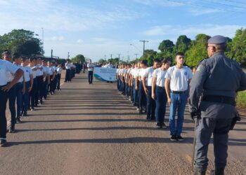 Macapá - Escola Cívico Militar - Alunos da escola Estadual Professor Antônio Ferreira Lima Neto. Foto: Escola Lima Neto/Facebook